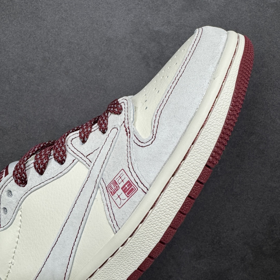 图片[5]-【定制版】Air Jordan 1 Low 倒钩2026 丙午马年限定款 采用白、浅灰、酒红的柔和暖调配色，解构倒钩 Swoosh 通过酒红明线强化层次，鞋头点缀 “丙午” 纪年印章，后跟印有 “2026” 艺术字样 + 马形图案；既保留了街头潮流的解构个性，又通过生肖与印章元素注入中式文化质感，凸显新年雅致氛围。 货号：SD6868-129 尺码：36 36.5 37.5 38 38.5 39 40 40.5 41 42 42.5 43 44 44.5 45-选品中心
