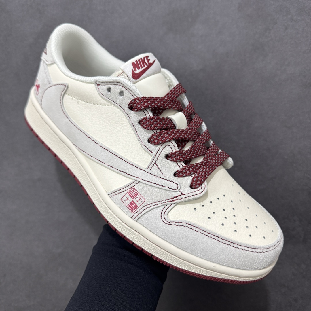 图片[3]-【定制版】Air Jordan 1 Low 倒钩2026 丙午马年限定款 采用白、浅灰、酒红的柔和暖调配色，解构倒钩 Swoosh 通过酒红明线强化层次，鞋头点缀 “丙午” 纪年印章，后跟印有 “2026” 艺术字样 + 马形图案；既保留了街头潮流的解构个性，又通过生肖与印章元素注入中式文化质感，凸显新年雅致氛围。 货号：SD6868-129 尺码：36 36.5 37.5 38 38.5 39 40 40.5 41 42 42.5 43 44 44.5 45-选品中心