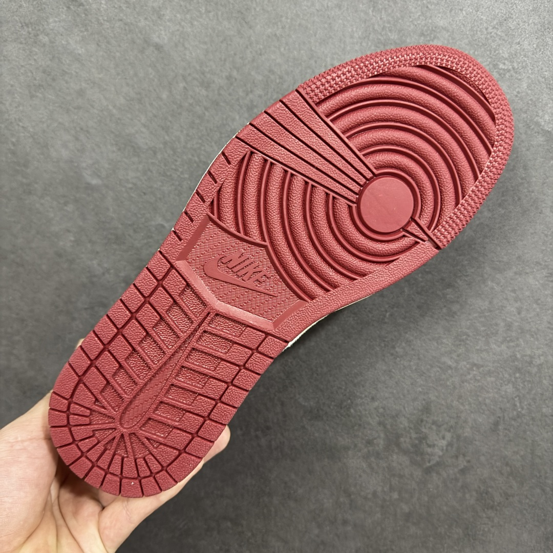 图片[9]-【定制版】Air Jordan 1 Low 倒钩2026 丙午马年限定款 采用白、浅灰、酒红的柔和暖调配色，解构倒钩 Swoosh 通过酒红明线强化层次，鞋头点缀 “丙午” 纪年印章，后跟印有 “2026” 艺术字样 + 马形图案；既保留了街头潮流的解构个性，又通过生肖与印章元素注入中式文化质感，凸显新年雅致氛围。 货号：SD6868-129 尺码：36 36.5 37.5 38 38.5 39 40 40.5 41 42 42.5 43 44 44.5 45-选品中心