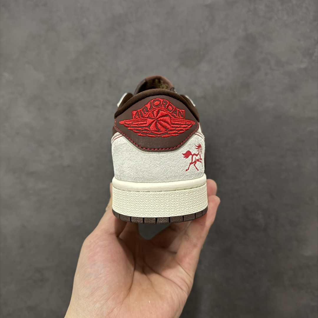 图片[4]-【定制版】Air Jordan 1 Low 2026 丙午马年限定款 采用白、深棕、红、金的暖调复古撞色，深棕麂皮 Swoosh 融入暗纹并采用解构倒钩设计，鞋头点缀金色 “马到成功” 印章，后跟印有红色马形图案，红色明线强化解构层次；既保留了街头潮流的个性，又通过生肖与祝福元素注入中式文化质感，凸显新年雅致氛围。 货号：LX1988-806 尺码：36 36.5 37.5 38 38.5 39 40 40.5 41 42 42.5 43 44 44.5 45-选品中心