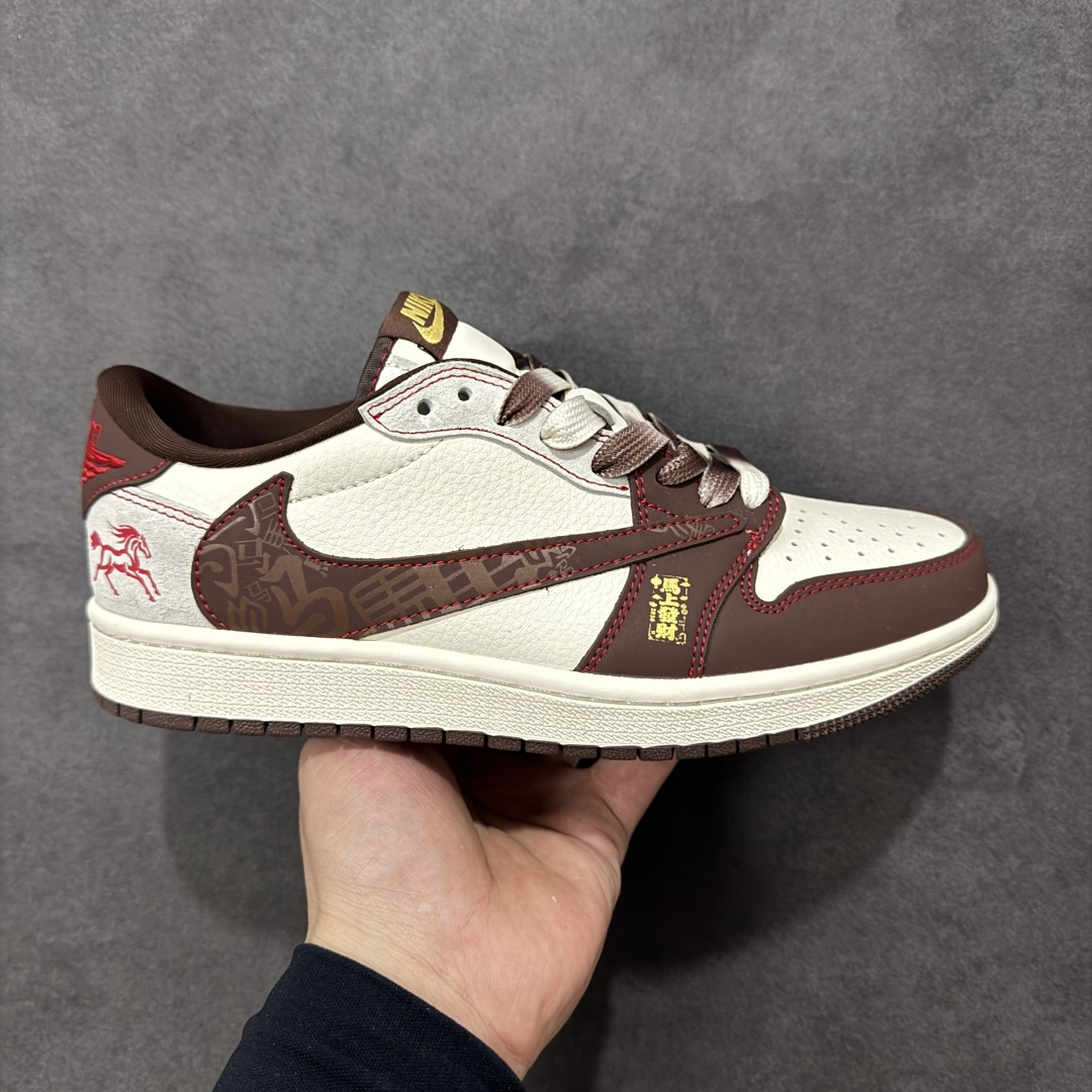 【定制版】Air Jordan 1 Low 2026 丙午马年限定款 采用白、深棕、红、金的暖调复古撞色,深棕麂皮 Swoosh 融入暗纹并采用解构倒钩设计,鞋头点缀金色 “马到成功” 印章,后跟印有红色马形图案,红色明线强化解构层次;既保留了街头潮流的个性,又通过生肖与祝福元素注入中式文化质感,凸显新年雅致氛围。 货号:LX1988-806 尺码:36 36.5 37.5 38 38.5 39 40 40.5 41 42 42.5 43 44 44.5 45-选品中心