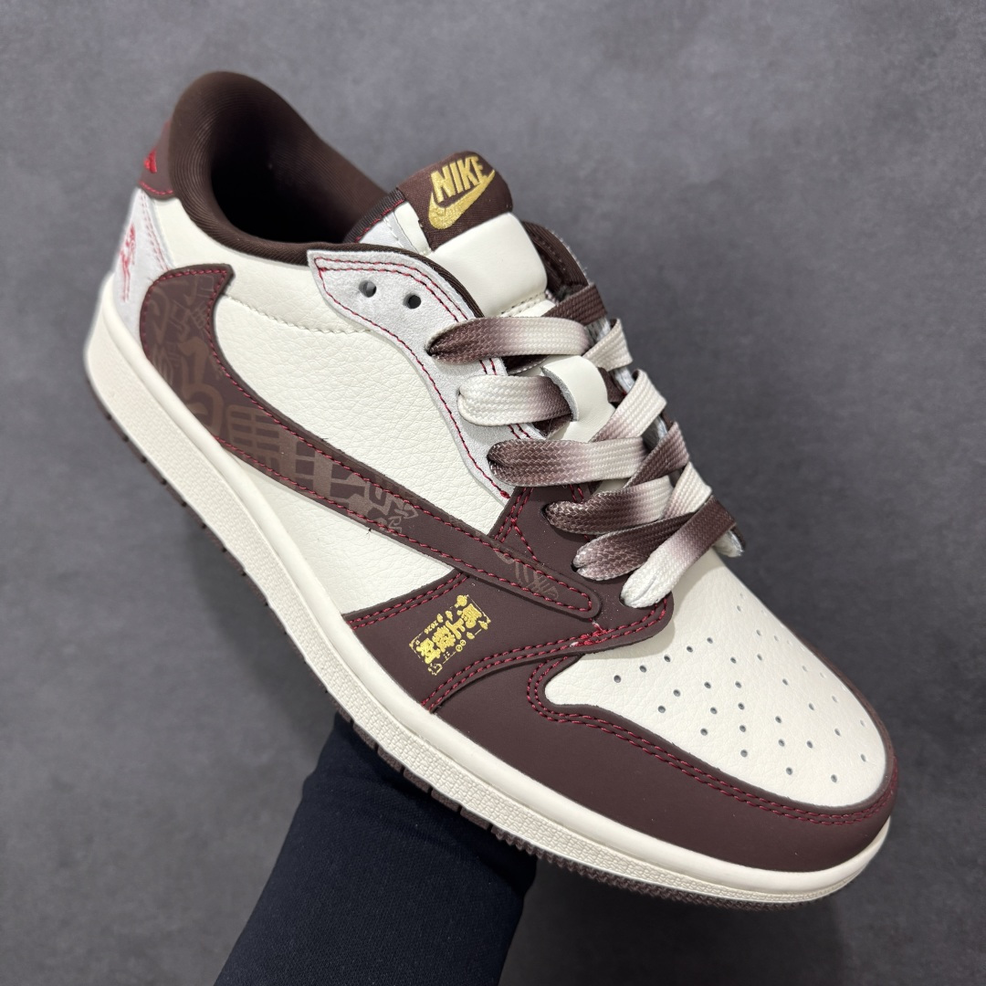图片[3]-【定制版】Air Jordan 1 Low 2026 丙午马年限定款 采用白、深棕、红、金的暖调复古撞色，深棕麂皮 Swoosh 融入暗纹并采用解构倒钩设计，鞋头点缀金色 “马到成功” 印章，后跟印有红色马形图案，红色明线强化解构层次；既保留了街头潮流的个性，又通过生肖与祝福元素注入中式文化质感，凸显新年雅致氛围。 货号：LX1988-806 尺码：36 36.5 37.5 38 38.5 39 40 40.5 41 42 42.5 43 44 44.5 45-选品中心