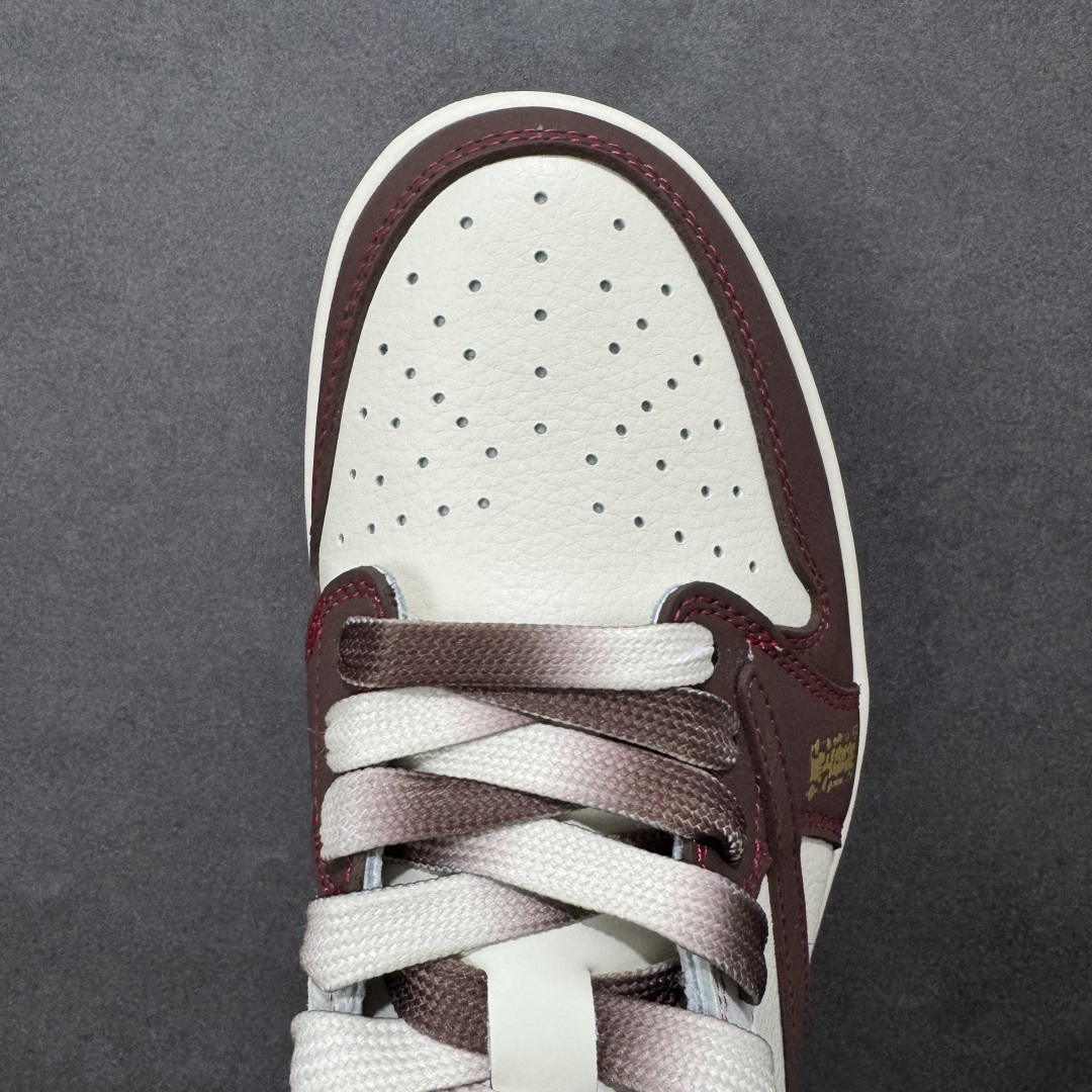 图片[8]-【定制版】Air Jordan 1 Low 2026 丙午马年限定款 采用白、深棕、红、金的暖调复古撞色，深棕麂皮 Swoosh 融入暗纹并采用解构倒钩设计，鞋头点缀金色 “马到成功” 印章，后跟印有红色马形图案，红色明线强化解构层次；既保留了街头潮流的个性，又通过生肖与祝福元素注入中式文化质感，凸显新年雅致氛围。 货号：LX1988-806 尺码：36 36.5 37.5 38 38.5 39 40 40.5 41 42 42.5 43 44 44.5 45-选品中心