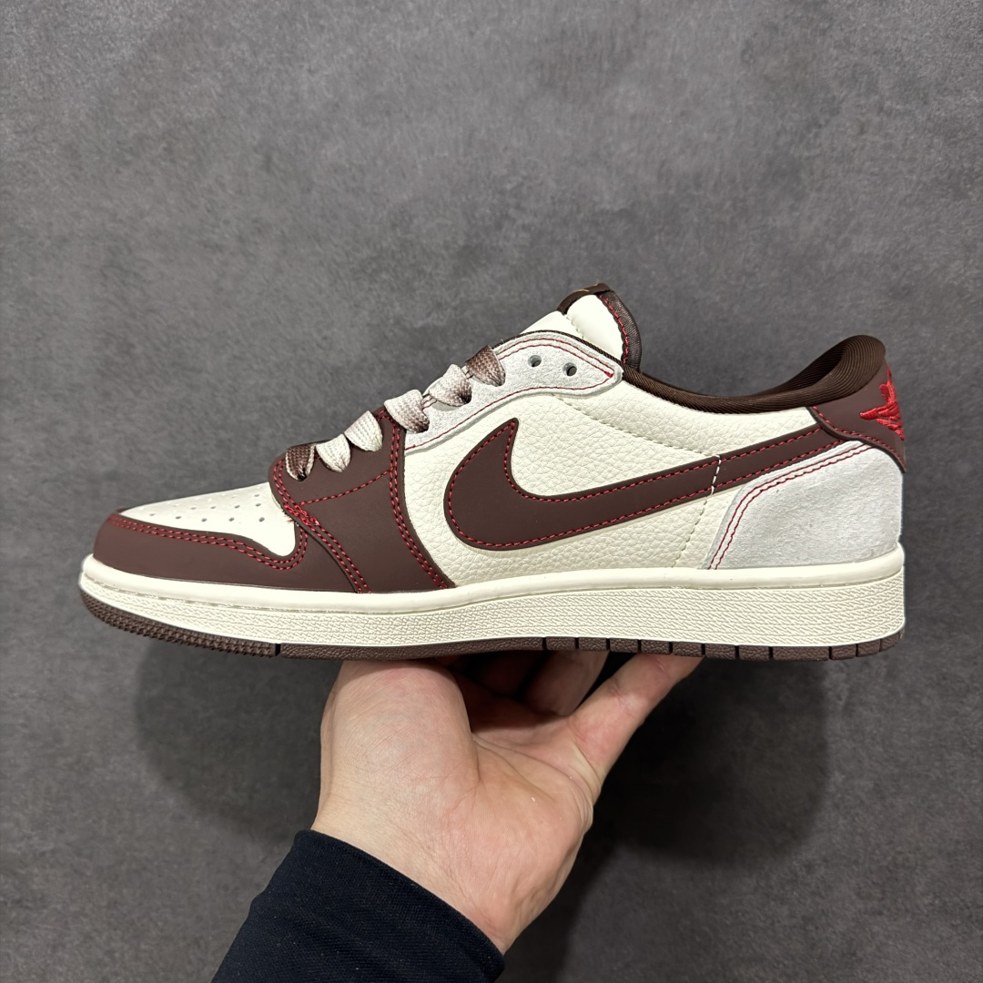 图片[2]-【定制版】Air Jordan 1 Low 2026 丙午马年限定款 采用白、深棕、红、金的暖调复古撞色，深棕麂皮 Swoosh 融入暗纹并采用解构倒钩设计，鞋头点缀金色 “马到成功” 印章，后跟印有红色马形图案，红色明线强化解构层次；既保留了街头潮流的个性，又通过生肖与祝福元素注入中式文化质感，凸显新年雅致氛围。 货号：LX1988-806 尺码：36 36.5 37.5 38 38.5 39 40 40.5 41 42 42.5 43 44 44.5 45-选品中心