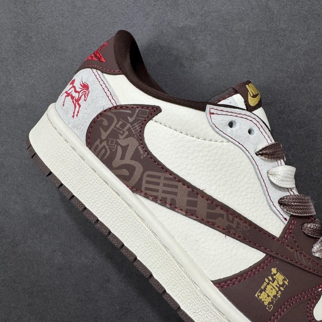 图片[6]-【定制版】Air Jordan 1 Low 2026 丙午马年限定款 采用白、深棕、红、金的暖调复古撞色，深棕麂皮 Swoosh 融入暗纹并采用解构倒钩设计，鞋头点缀金色 “马到成功” 印章，后跟印有红色马形图案，红色明线强化解构层次；既保留了街头潮流的个性，又通过生肖与祝福元素注入中式文化质感，凸显新年雅致氛围。 货号：LX1988-806 尺码：36 36.5 37.5 38 38.5 39 40 40.5 41 42 42.5 43 44 44.5 45-选品中心