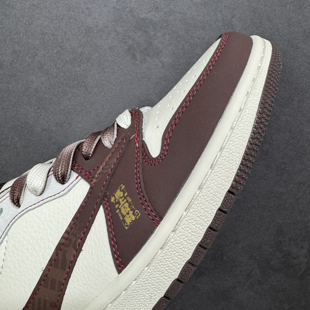图片[5]-【定制版】Air Jordan 1 Low 2026 丙午马年限定款 采用白、深棕、红、金的暖调复古撞色，深棕麂皮 Swoosh 融入暗纹并采用解构倒钩设计，鞋头点缀金色 “马到成功” 印章，后跟印有红色马形图案，红色明线强化解构层次；既保留了街头潮流的个性，又通过生肖与祝福元素注入中式文化质感，凸显新年雅致氛围。 货号：LX1988-806 尺码：36 36.5 37.5 38 38.5 39 40 40.5 41 42 42.5 43 44 44.5 45-选品中心