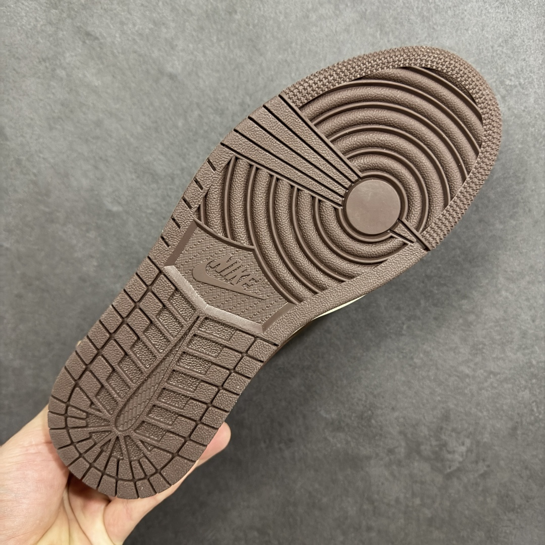 图片[9]-【定制版】Air Jordan 1 Low 2026 丙午马年限定款 采用白、深棕、红、金的暖调复古撞色，深棕麂皮 Swoosh 融入暗纹并采用解构倒钩设计，鞋头点缀金色 “马到成功” 印章，后跟印有红色马形图案，红色明线强化解构层次；既保留了街头潮流的个性，又通过生肖与祝福元素注入中式文化质感，凸显新年雅致氛围。 货号：LX1988-806 尺码：36 36.5 37.5 38 38.5 39 40 40.5 41 42 42.5 43 44 44.5 45-选品中心