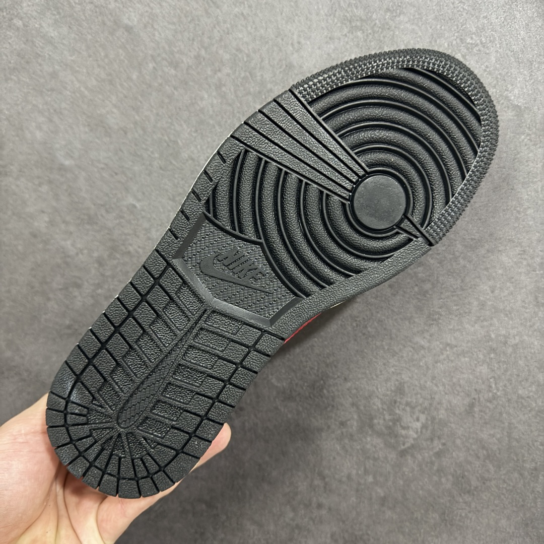 图片[9]-【定制版】Travis Scott x Air Jordan 1 Low 低帮 马年限定 灰白红倒钩 AJ1 乔丹1代 aj1 乔1 低邦 灰白红倒勾联名 乔丹篮球鞋系列 鞋款整体以米白色皮革为底搭配灰色框架覆盖层，标志性的反钩Swoosh Logo采用红色点缀，内侧也辅以红色Swoosh Loggo呈现，鞋舌等多处TS标志性元素均得以保留；鞋舌绣标上以Nike Air标识呈现，后跟的Jack厂牌标志及Wings LLogo均采用红色缝线打造，后跟下方印有馬字样，彰显联名身份；最后以米白色中底搭配黑色橡胶外底完善整体设计收尾。 货号：XA2001-906 尺码：36 36.5 37.5 38 38.5 39 40 40.5 41 42 42.5 43 44 44.5 45-选品中心