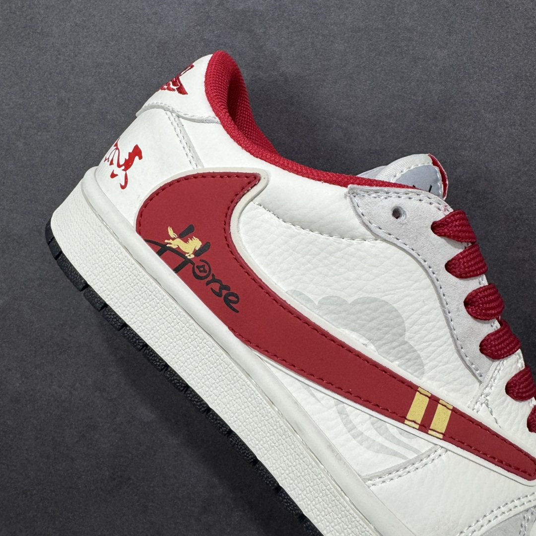 图片[6]-【定制版】Travis Scott x Air Jordan 1 Low 低帮 马年限定 灰白红倒钩 AJ1 乔丹1代 aj1 乔1 低邦 灰白红倒勾联名 乔丹篮球鞋系列 鞋款整体以米白色皮革为底搭配灰色框架覆盖层，标志性的反钩Swoosh Logo采用红色点缀，内侧也辅以红色Swoosh Loggo呈现，鞋舌等多处TS标志性元素均得以保留；鞋舌绣标上以Nike Air标识呈现，后跟的Jack厂牌标志及Wings LLogo均采用红色缝线打造，后跟下方印有馬字样，彰显联名身份；最后以米白色中底搭配黑色橡胶外底完善整体设计收尾。 货号：XA2001-906 尺码：36 36.5 37.5 38 38.5 39 40 40.5 41 42 42.5 43 44 44.5 45-选品中心