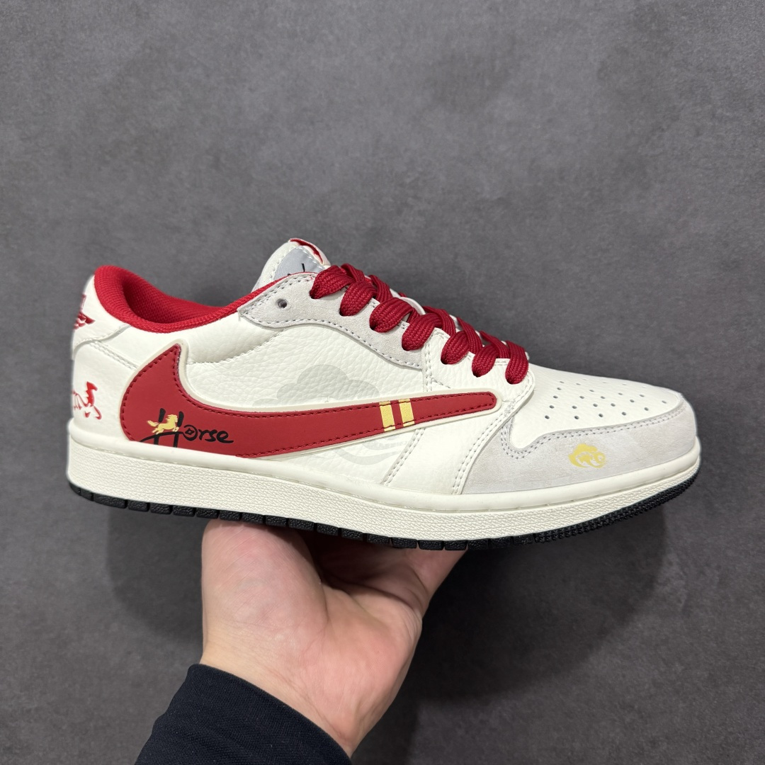 【定制版】Travis Scott x Air Jordan 1 Low 低帮 马年限定 灰白红倒钩 AJ1 乔丹1代 aj1 乔1 低邦 灰白红倒勾联名 乔丹篮球鞋系列 鞋款整体以米白色皮革为底搭配灰色框架覆盖层,标志性的反钩Swoosh Logo采用红色点缀,内侧也辅以红色Swoosh Loggo呈现,鞋舌等多处TS标志性元素均得以保留;鞋舌绣标上以Nike Air标识呈现,后跟的Jack厂牌标志及Wings LLogo均采用红色缝线打造,后跟下方印有馬字样,彰显联名身份;最后以米白色中底搭配黑色橡胶外底完善整体设计收尾。 货号:XA2001-906 尺码:36 36.5 37.5 38 38.5 39 40 40.5 41 42 42.5 43 44 44.5 45-选品中心