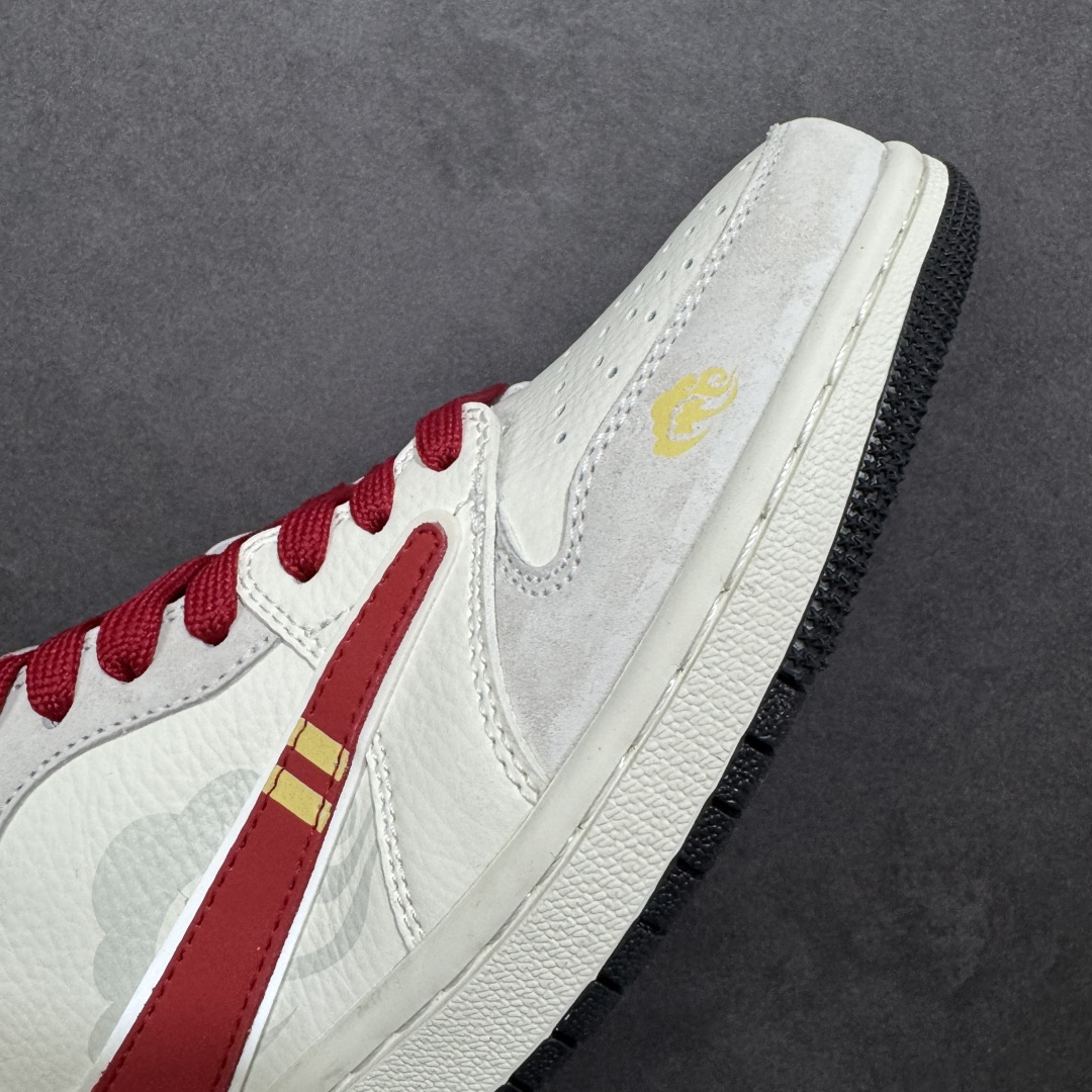 图片[5]-【定制版】Travis Scott x Air Jordan 1 Low 低帮 马年限定 灰白红倒钩 AJ1 乔丹1代 aj1 乔1 低邦 灰白红倒勾联名 乔丹篮球鞋系列 鞋款整体以米白色皮革为底搭配灰色框架覆盖层，标志性的反钩Swoosh Logo采用红色点缀，内侧也辅以红色Swoosh Loggo呈现，鞋舌等多处TS标志性元素均得以保留；鞋舌绣标上以Nike Air标识呈现，后跟的Jack厂牌标志及Wings LLogo均采用红色缝线打造，后跟下方印有馬字样，彰显联名身份；最后以米白色中底搭配黑色橡胶外底完善整体设计收尾。 货号：XA2001-906 尺码：36 36.5 37.5 38 38.5 39 40 40.5 41 42 42.5 43 44 44.5 45-选品中心