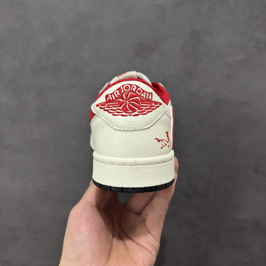 图片[4]-【定制版】Travis Scott x Air Jordan 1 Low 低帮 马年限定 灰白红倒钩 AJ1 乔丹1代 aj1 乔1 低邦 灰白红倒勾联名 乔丹篮球鞋系列 鞋款整体以米白色皮革为底搭配灰色框架覆盖层，标志性的反钩Swoosh Logo采用红色点缀，内侧也辅以红色Swoosh Loggo呈现，鞋舌等多处TS标志性元素均得以保留；鞋舌绣标上以Nike Air标识呈现，后跟的Jack厂牌标志及Wings LLogo均采用红色缝线打造，后跟下方印有馬字样，彰显联名身份；最后以米白色中底搭配黑色橡胶外底完善整体设计收尾。 货号：XA2001-906 尺码：36 36.5 37.5 38 38.5 39 40 40.5 41 42 42.5 43 44 44.5 45-选品中心