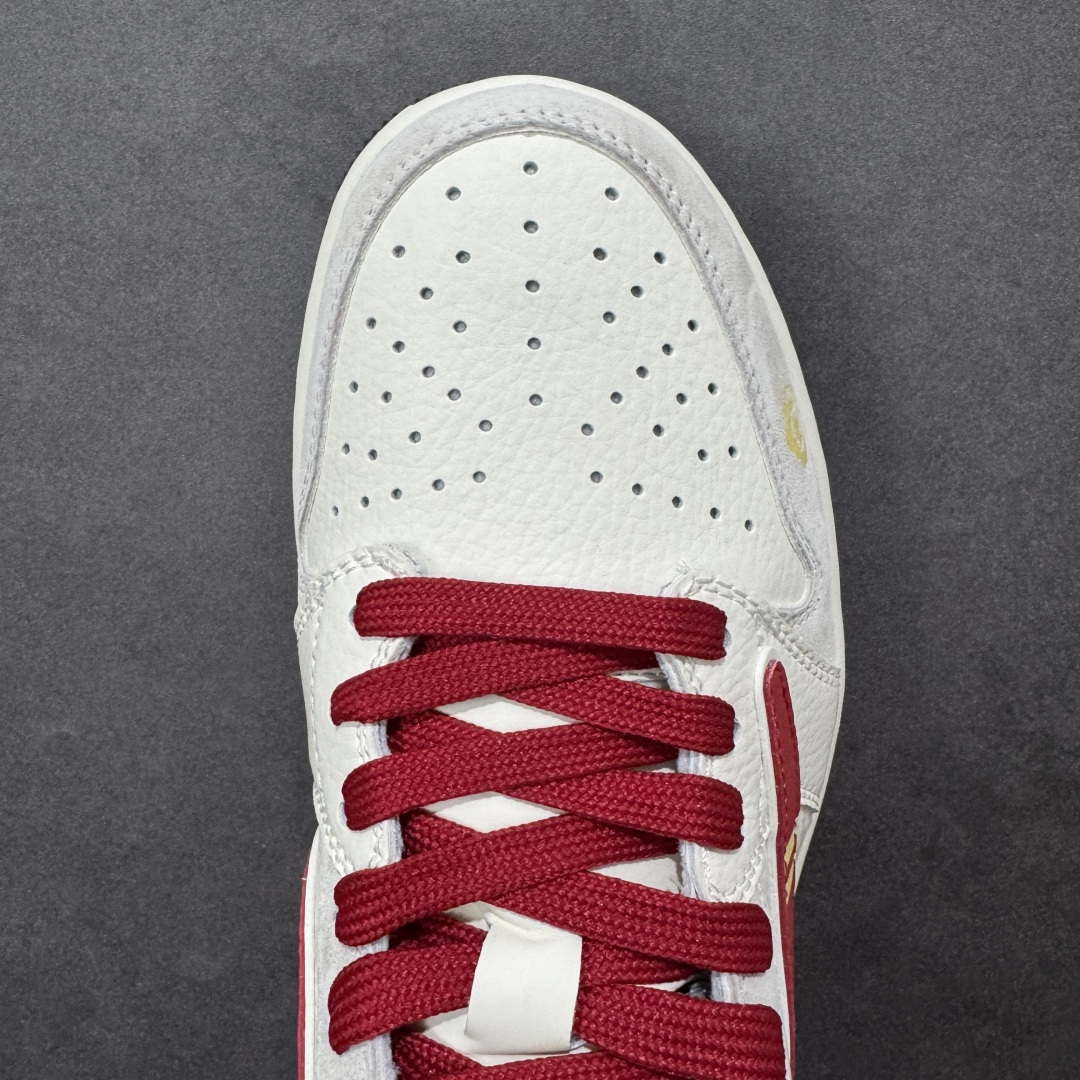 图片[8]-【定制版】Travis Scott x Air Jordan 1 Low 低帮 马年限定 灰白红倒钩 AJ1 乔丹1代 aj1 乔1 低邦 灰白红倒勾联名 乔丹篮球鞋系列 鞋款整体以米白色皮革为底搭配灰色框架覆盖层，标志性的反钩Swoosh Logo采用红色点缀，内侧也辅以红色Swoosh Loggo呈现，鞋舌等多处TS标志性元素均得以保留；鞋舌绣标上以Nike Air标识呈现，后跟的Jack厂牌标志及Wings LLogo均采用红色缝线打造，后跟下方印有馬字样，彰显联名身份；最后以米白色中底搭配黑色橡胶外底完善整体设计收尾。 货号：XA2001-906 尺码：36 36.5 37.5 38 38.5 39 40 40.5 41 42 42.5 43 44 44.5 45-选品中心