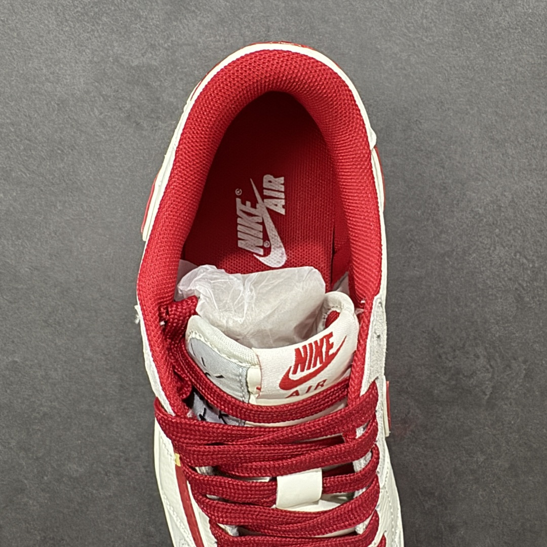 图片[7]-【定制版】Travis Scott x Air Jordan 1 Low 低帮 马年限定 灰白红倒钩 AJ1 乔丹1代 aj1 乔1 低邦 灰白红倒勾联名 乔丹篮球鞋系列 鞋款整体以米白色皮革为底搭配灰色框架覆盖层，标志性的反钩Swoosh Logo采用红色点缀，内侧也辅以红色Swoosh Loggo呈现，鞋舌等多处TS标志性元素均得以保留；鞋舌绣标上以Nike Air标识呈现，后跟的Jack厂牌标志及Wings LLogo均采用红色缝线打造，后跟下方印有馬字样，彰显联名身份；最后以米白色中底搭配黑色橡胶外底完善整体设计收尾。 货号：XA2001-906 尺码：36 36.5 37.5 38 38.5 39 40 40.5 41 42 42.5 43 44 44.5 45-选品中心