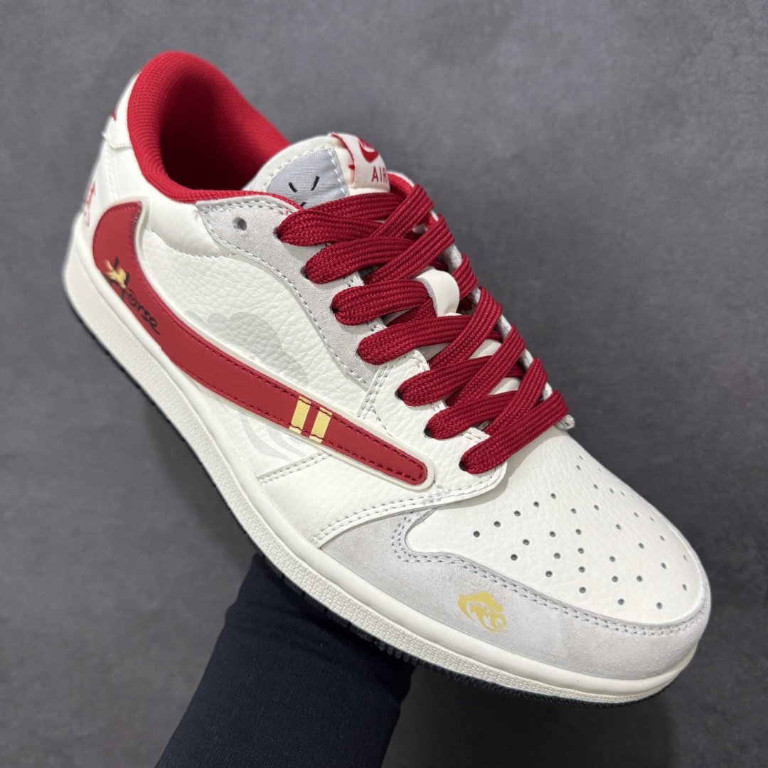 图片[3]-【定制版】Travis Scott x Air Jordan 1 Low 低帮 马年限定 灰白红倒钩 AJ1 乔丹1代 aj1 乔1 低邦 灰白红倒勾联名 乔丹篮球鞋系列 鞋款整体以米白色皮革为底搭配灰色框架覆盖层，标志性的反钩Swoosh Logo采用红色点缀，内侧也辅以红色Swoosh Loggo呈现，鞋舌等多处TS标志性元素均得以保留；鞋舌绣标上以Nike Air标识呈现，后跟的Jack厂牌标志及Wings LLogo均采用红色缝线打造，后跟下方印有馬字样，彰显联名身份；最后以米白色中底搭配黑色橡胶外底完善整体设计收尾。 货号：XA2001-906 尺码：36 36.5 37.5 38 38.5 39 40 40.5 41 42 42.5 43 44 44.5 45-选品中心