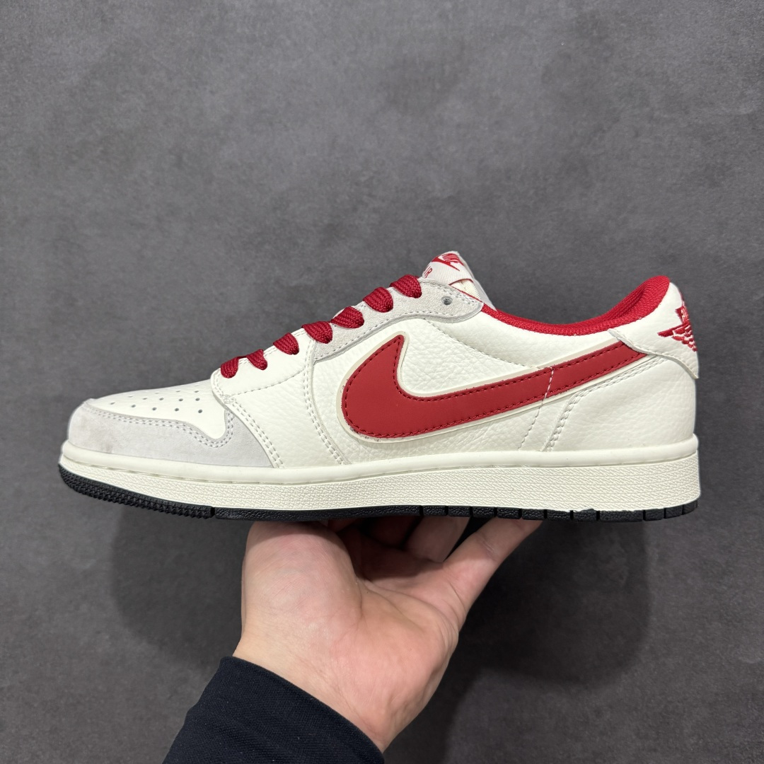 图片[2]-【定制版】Travis Scott x Air Jordan 1 Low 低帮 马年限定 灰白红倒钩 AJ1 乔丹1代 aj1 乔1 低邦 灰白红倒勾联名 乔丹篮球鞋系列 鞋款整体以米白色皮革为底搭配灰色框架覆盖层，标志性的反钩Swoosh Logo采用红色点缀，内侧也辅以红色Swoosh Loggo呈现，鞋舌等多处TS标志性元素均得以保留；鞋舌绣标上以Nike Air标识呈现，后跟的Jack厂牌标志及Wings LLogo均采用红色缝线打造，后跟下方印有馬字样，彰显联名身份；最后以米白色中底搭配黑色橡胶外底完善整体设计收尾。 货号：XA2001-906 尺码：36 36.5 37.5 38 38.5 39 40 40.5 41 42 42.5 43 44 44.5 45-选品中心