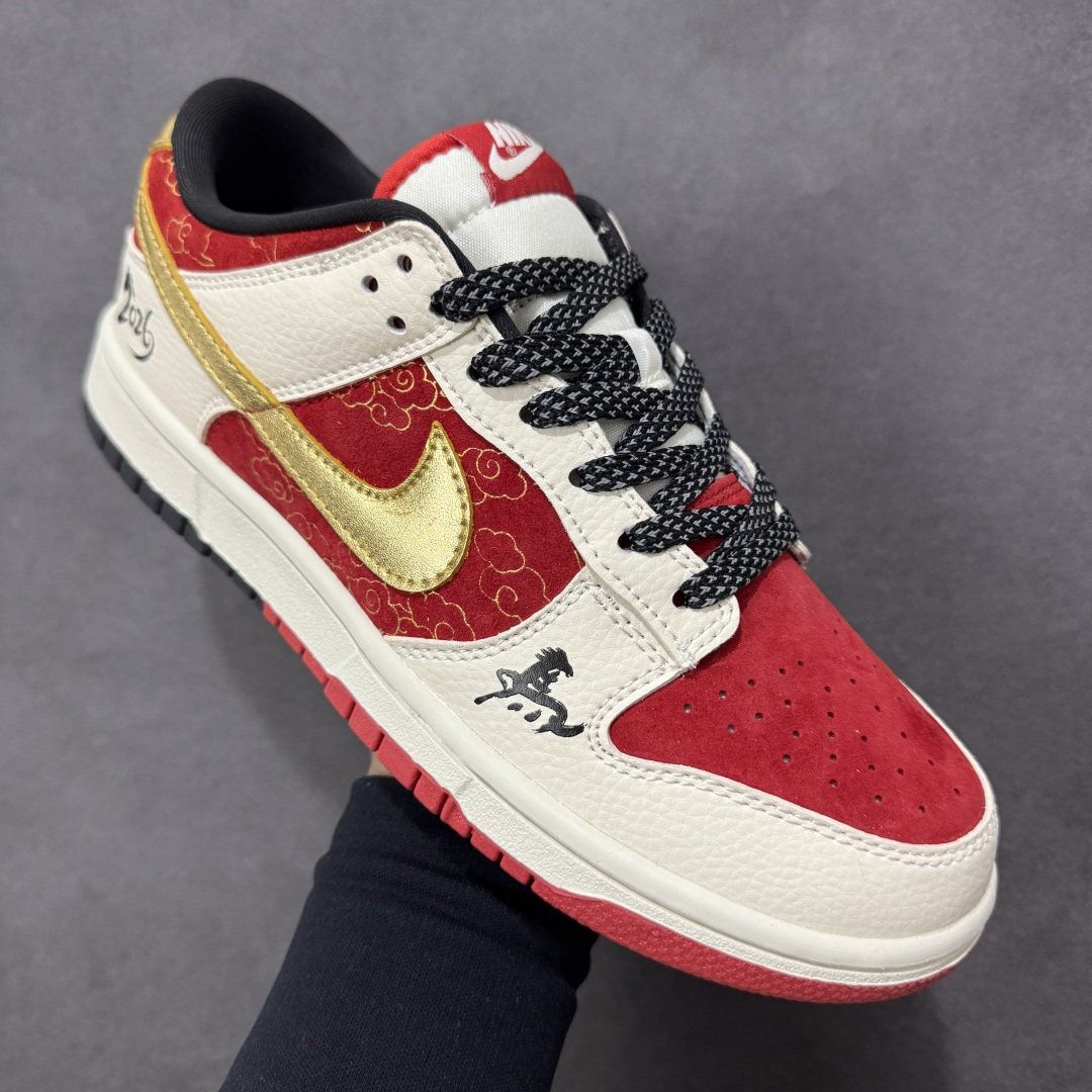 图片[3]-【定制版】Nike SB Dunk Low 马年 奔腾骏马 高端定制 低帮休闲板鞋 MN1688-115  #定制鞋盒 大厂纯原品质出货 超高清洁度 皮料切割干净无任何毛边 细节完美  尺码：36 36.5 37.5 38 38.5 39 40 40.5 41 42 42.5 43 44 44.5 45-选品中心