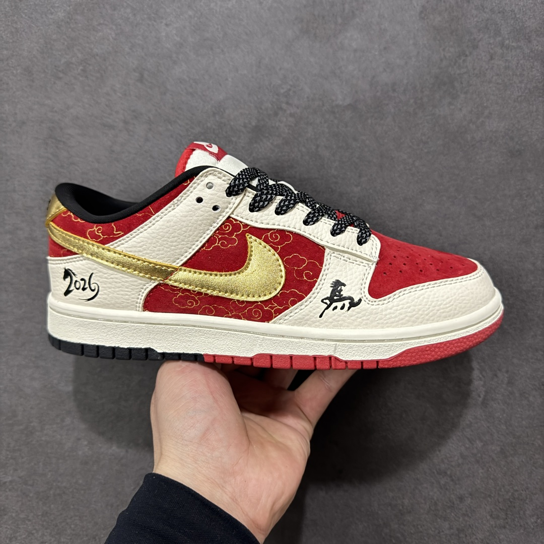 【定制版】Nike SB Dunk Low 马年 奔腾骏马 高端定制 低帮休闲板鞋 MN1688-115 #定制鞋盒 大厂纯原品质出货 超高清洁度 皮料切割干净无任何毛边 细节完美 尺码:36 36.5 37.5 38 38.5 39 40 40.5 41 42 42.5 43 44 44.5 45-选品中心