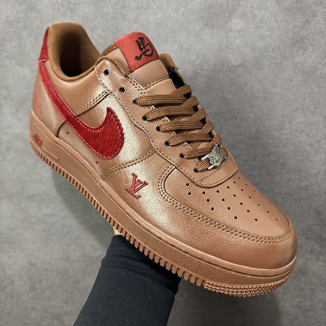 图片[3]-【定制版】NIke Air Force 1 \’07 Low “马年联名–栗红檀棕” 空军一号低帮 运动鞋 休闲鞋 折边针车 工艺难度大 原楦头原纸板 高端定制鞋盒 原厂鞋底 超高清洁度 细节完美 货号：XY9025-002 尺码：36 36.5 37.5 38 38.5 39 40 40.5 41 42 42.5 43 44 44.5 45-选品中心