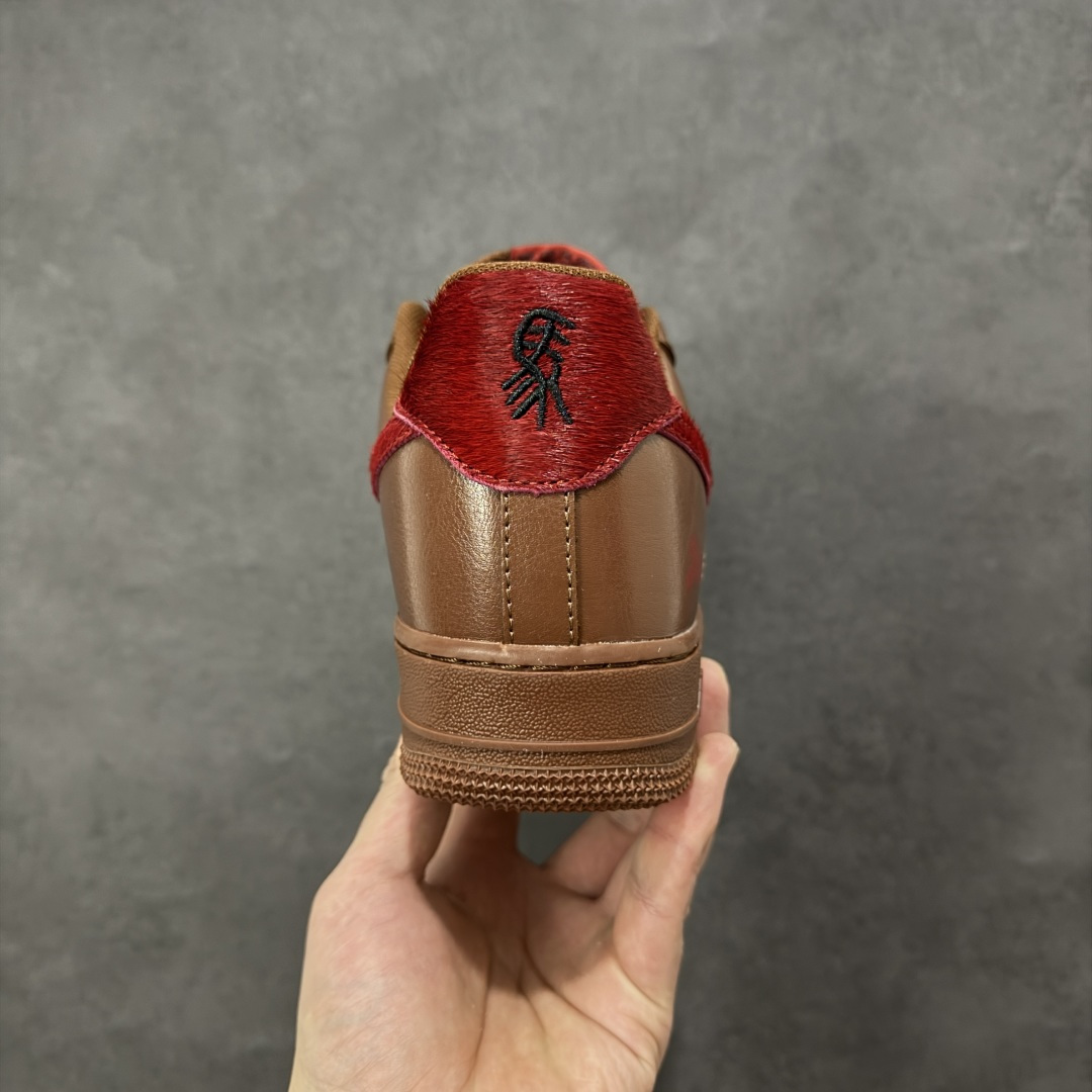 图片[4]-【定制版】NIke Air Force 1 \’07 Low “马年联名–栗红檀棕” 空军一号低帮 运动鞋 休闲鞋 折边针车 工艺难度大 原楦头原纸板 高端定制鞋盒 原厂鞋底 超高清洁度 细节完美 货号：XY9025-002 尺码：36 36.5 37.5 38 38.5 39 40 40.5 41 42 42.5 43 44 44.5 45-选品中心