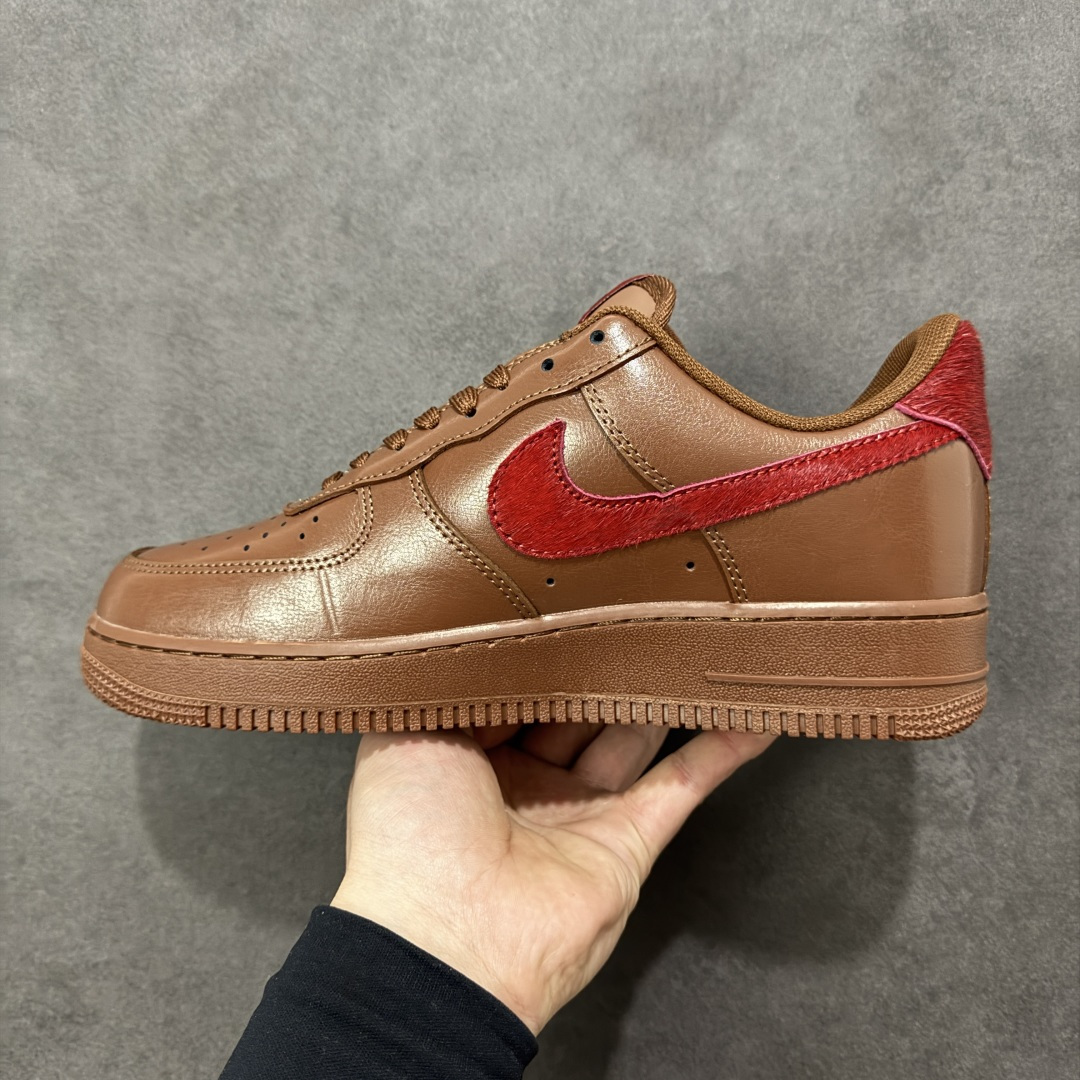 图片[2]-【定制版】NIke Air Force 1 \’07 Low “马年联名–栗红檀棕” 空军一号低帮 运动鞋 休闲鞋 折边针车 工艺难度大 原楦头原纸板 高端定制鞋盒 原厂鞋底 超高清洁度 细节完美 货号：XY9025-002 尺码：36 36.5 37.5 38 38.5 39 40 40.5 41 42 42.5 43 44 44.5 45-选品中心