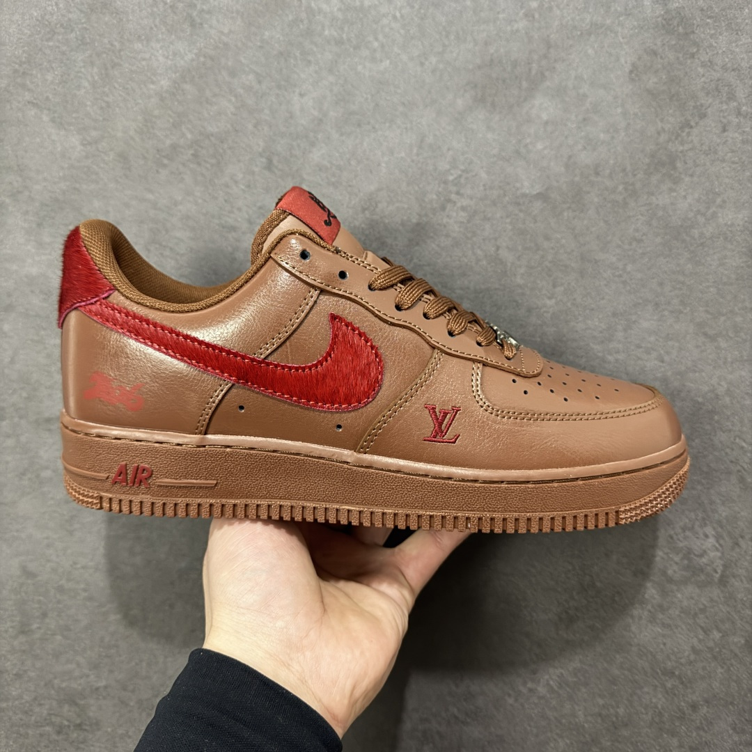 【定制版】NIke Air Force 1 \'07 Low “马年联名--栗红檀棕” 空军一号低帮 运动鞋 休闲鞋 折边针车 工艺难度大 原楦头原纸板 高端定制鞋盒 原厂鞋底 超高清洁度 细节完美 货号:XY9025-002 尺码:36 36.5 37.5 38 38.5 39 40 40.5 41 42 42.5 43 44 44.5 45-选品中心