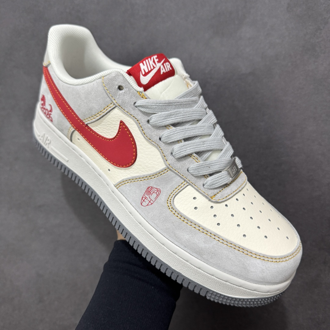 图片[3]-【定制版】Nike Air Force 1\’07 Low 2026 马年限定 空军一号低帮休闲板鞋  #原楦头原纸板 高端定制鞋盒 原厂鞋底 超高清洁度 细节完美 货号：HT5088-631  尺码：36 36.5 37.5 38 38.5 39 40 40.5 41 42 42.5 43 44 44.5 45-选品中心