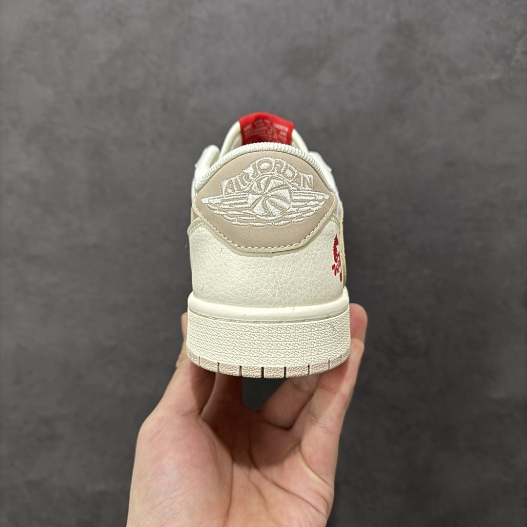 图片[4]-【定制版】祥马献瑞 AJ1质感拉满AIR JORDAN 1 AJ1倒钩低帮鞋型融入马年祥马献瑞元素，米白灰调搭配暗纹马纹刺绣，细腻麂皮与皮革拼接质感高级，Air Sole气垫保障日常舒适。新年上脚既有低调奢华的氛围感，又能彰显生肖专属的仪式感，本命年穿搭的质感之选，让你在新年稳占时尚C位。 货号：DX5688-005 尺码：36 36.5 37.5 38 38.5 39 40 40.5 41 42 42.5 43 44 44.5 45-选品中心