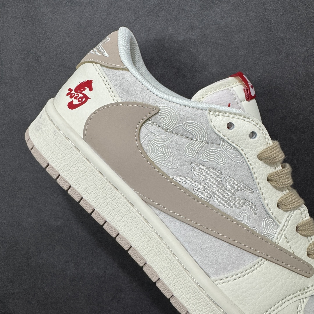 图片[6]-【定制版】祥马献瑞 AJ1质感拉满AIR JORDAN 1 AJ1倒钩低帮鞋型融入马年祥马献瑞元素，米白灰调搭配暗纹马纹刺绣，细腻麂皮与皮革拼接质感高级，Air Sole气垫保障日常舒适。新年上脚既有低调奢华的氛围感，又能彰显生肖专属的仪式感，本命年穿搭的质感之选，让你在新年稳占时尚C位。 货号：DX5688-005 尺码：36 36.5 37.5 38 38.5 39 40 40.5 41 42 42.5 43 44 44.5 45-选品中心