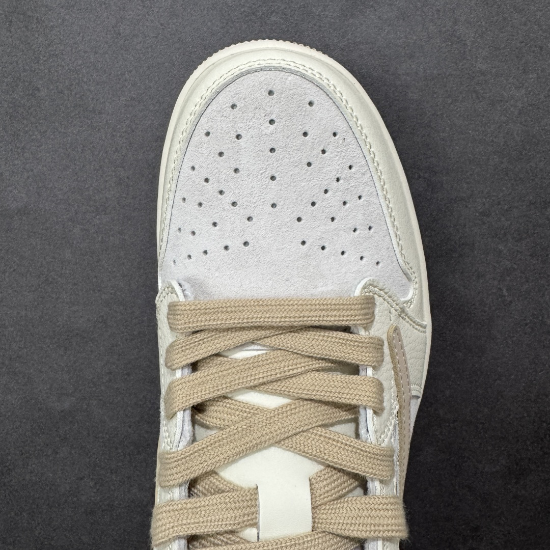 图片[8]-【定制版】祥马献瑞 AJ1质感拉满AIR JORDAN 1 AJ1倒钩低帮鞋型融入马年祥马献瑞元素，米白灰调搭配暗纹马纹刺绣，细腻麂皮与皮革拼接质感高级，Air Sole气垫保障日常舒适。新年上脚既有低调奢华的氛围感，又能彰显生肖专属的仪式感，本命年穿搭的质感之选，让你在新年稳占时尚C位。 货号：DX5688-005 尺码：36 36.5 37.5 38 38.5 39 40 40.5 41 42 42.5 43 44 44.5 45-选品中心