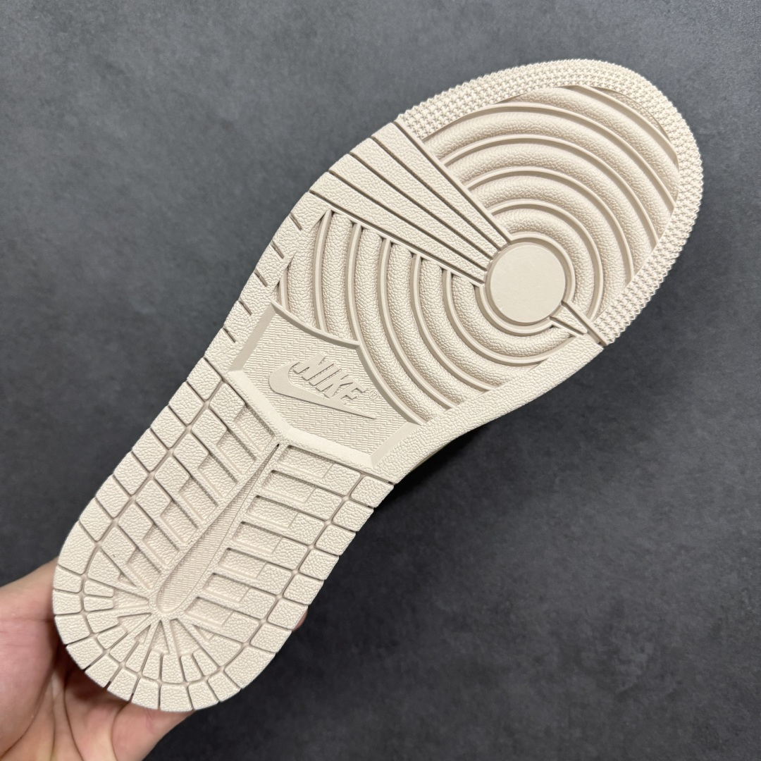 图片[9]-【定制版】祥马献瑞 AJ1质感拉满AIR JORDAN 1 AJ1倒钩低帮鞋型融入马年祥马献瑞元素，米白灰调搭配暗纹马纹刺绣，细腻麂皮与皮革拼接质感高级，Air Sole气垫保障日常舒适。新年上脚既有低调奢华的氛围感，又能彰显生肖专属的仪式感，本命年穿搭的质感之选，让你在新年稳占时尚C位。 货号：DX5688-005 尺码：36 36.5 37.5 38 38.5 39 40 40.5 41 42 42.5 43 44 44.5 45-选品中心