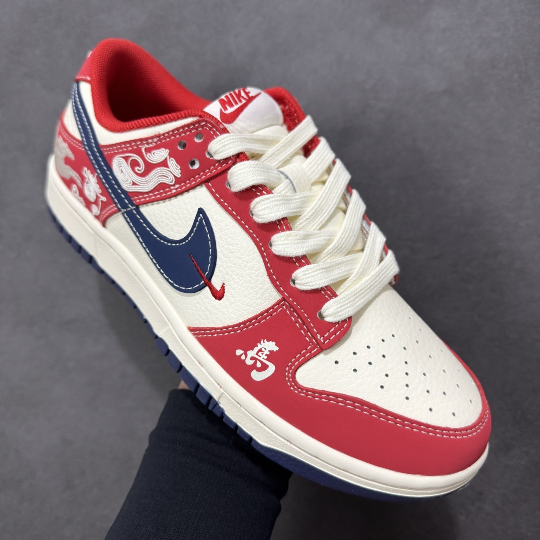 图片[3]-【定制版】Nike SB Dunk Low 马年开运 高端定制 低帮休闲板鞋 JJ2508-602  #定制鞋盒 大厂纯原品质出货 超高清洁度 皮料切割干净无任何毛边 细节完美  尺码：36 36.5 37.5 38 38.5 39 40 40.5 41 42 42.5 43 44 44.5 45-选品中心