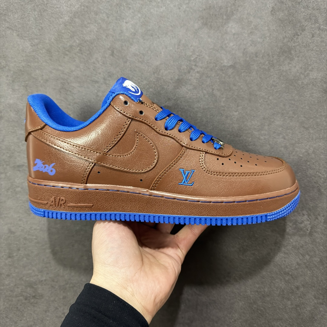 【定制版】Nike Air Force 1\'07 Low 马年联名 檀棕碧蓝 空军一号低帮休闲板鞋 XY9025-007 #原楦头原纸板 高端定制鞋盒 原厂鞋底 超高清洁度 细节完美 尺码:36 36.5 37.5 38 38.5 39 40 40.5 41 42 42.5 43 44 44.5 45-选品中心