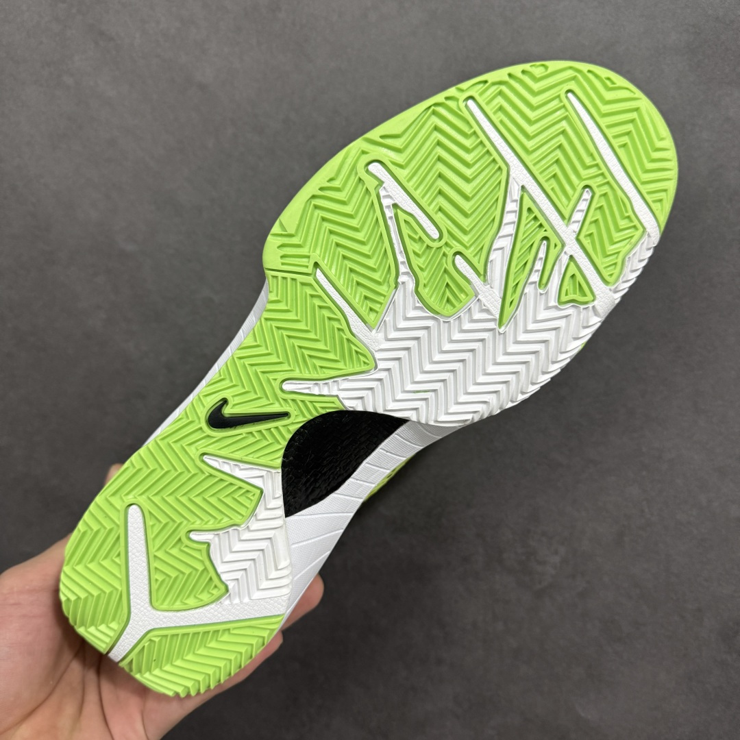 图片[9]-【定制版】科比4 Protro \”青蜂侠\” 马年限定！这双以荧光绿为主调的科比4 Protro，把“青蜂侠”的凌厉感与马年的跃动活力，直接焊在了鞋身上。荧光绿鞋身自带吸睛buff，在球场和街头都能瞬间成为焦点。鞋侧Swoosh以红黑撞色勾勒，旁边是极具张力的骏马涂鸦，黑、红、黄三色泼墨与漫画风线条交织，仿佛一匹追风的烈马正要破图而出。全掌Zoom Air气垫+碳板的经典配置，延续了科比系列的实战基因，启动反馈干脆利落，缓震极限足够应对高强度对抗。它不只是一双球鞋，更是把曼巴的好胜心与马年的昂扬气势穿在脚上的战靴。无论是打球时想靠气场先声夺人，还是日常出街想打造回头率拉满的造型，这双“青蜂侠”马年限定都能满足你。 货号：IH0587-801 尺码：38 38.5 39 40 40.5 41 42 42.5 43 44 44.5 45 46-选品中心