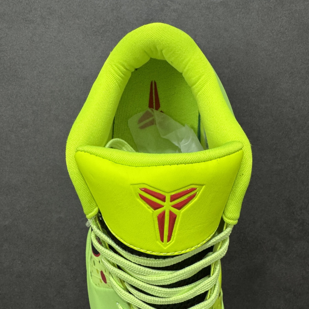 图片[7]-【定制版】科比4 Protro \”青蜂侠\” 马年限定！这双以荧光绿为主调的科比4 Protro，把“青蜂侠”的凌厉感与马年的跃动活力，直接焊在了鞋身上。荧光绿鞋身自带吸睛buff，在球场和街头都能瞬间成为焦点。鞋侧Swoosh以红黑撞色勾勒，旁边是极具张力的骏马涂鸦，黑、红、黄三色泼墨与漫画风线条交织，仿佛一匹追风的烈马正要破图而出。全掌Zoom Air气垫+碳板的经典配置，延续了科比系列的实战基因，启动反馈干脆利落，缓震极限足够应对高强度对抗。它不只是一双球鞋，更是把曼巴的好胜心与马年的昂扬气势穿在脚上的战靴。无论是打球时想靠气场先声夺人，还是日常出街想打造回头率拉满的造型，这双“青蜂侠”马年限定都能满足你。 货号：IH0587-801 尺码：38 38.5 39 40 40.5 41 42 42.5 43 44 44.5 45 46-选品中心