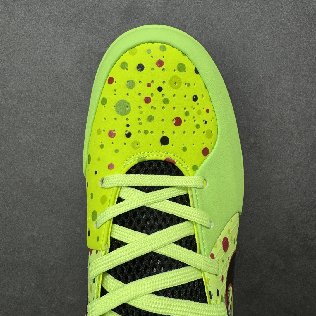 图片[8]-【定制版】科比4 Protro \”青蜂侠\” 马年限定！这双以荧光绿为主调的科比4 Protro，把“青蜂侠”的凌厉感与马年的跃动活力，直接焊在了鞋身上。荧光绿鞋身自带吸睛buff，在球场和街头都能瞬间成为焦点。鞋侧Swoosh以红黑撞色勾勒，旁边是极具张力的骏马涂鸦，黑、红、黄三色泼墨与漫画风线条交织，仿佛一匹追风的烈马正要破图而出。全掌Zoom Air气垫+碳板的经典配置，延续了科比系列的实战基因，启动反馈干脆利落，缓震极限足够应对高强度对抗。它不只是一双球鞋，更是把曼巴的好胜心与马年的昂扬气势穿在脚上的战靴。无论是打球时想靠气场先声夺人，还是日常出街想打造回头率拉满的造型，这双“青蜂侠”马年限定都能满足你。 货号：IH0587-801 尺码：38 38.5 39 40 40.5 41 42 42.5 43 44 44.5 45 46-选品中心