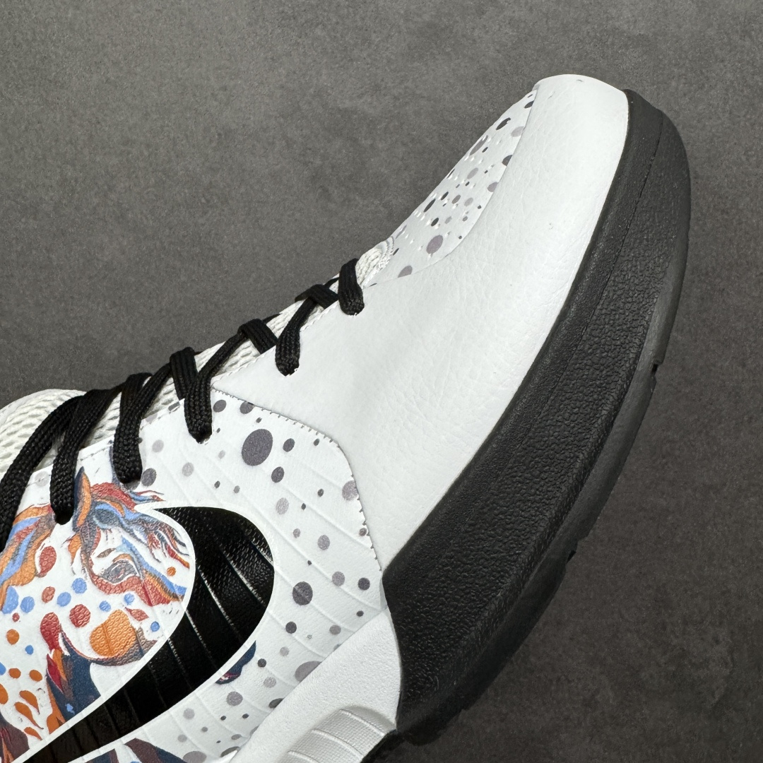 图片[5]-【定制版】科比4 Protro \”Year of the Horse\” 马年限定 以纯白为底，泼墨为韵，这双科比4 Protro马年限定，把东方祥瑞与曼巴精神完美熔铸在鞋身之上。鞋侧的Swoosh旁，色彩斑斓的骏马图腾肆意舒展，橙红、钴蓝与明黄交织出奔马的飒爽英姿，每一笔都是对速度与力量的致敬。白色鞋身点缀着星点墨斑，如同赛场上挥洒的汗水，低调中暗藏锋芒；全掌Zoom Air气垫与碳板加持，让启动响应与落地缓震一步到位，复刻曼巴当年的凌厉突破。从球场到街头，它既是实战利器，也是穿搭吸睛单品。马年将至，穿上它，以曼巴风骨驾驭龙马精神，在新的一年里，踏风而行，势不可挡。 货号：AV6339-105 尺码：38 38.5 39 40 40.5 41 42 42.5 43 44 44.5 45 46-选品中心