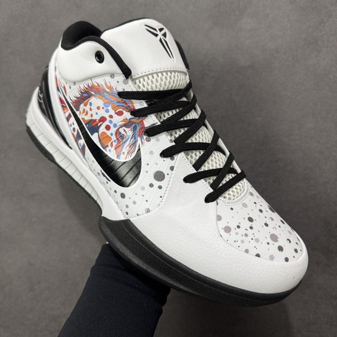 图片[3]-【定制版】科比4 Protro \”Year of the Horse\” 马年限定 以纯白为底，泼墨为韵，这双科比4 Protro马年限定，把东方祥瑞与曼巴精神完美熔铸在鞋身之上。鞋侧的Swoosh旁，色彩斑斓的骏马图腾肆意舒展，橙红、钴蓝与明黄交织出奔马的飒爽英姿，每一笔都是对速度与力量的致敬。白色鞋身点缀着星点墨斑，如同赛场上挥洒的汗水，低调中暗藏锋芒；全掌Zoom Air气垫与碳板加持，让启动响应与落地缓震一步到位，复刻曼巴当年的凌厉突破。从球场到街头，它既是实战利器，也是穿搭吸睛单品。马年将至，穿上它，以曼巴风骨驾驭龙马精神，在新的一年里，踏风而行，势不可挡。 货号：AV6339-105 尺码：38 38.5 39 40 40.5 41 42 42.5 43 44 44.5 45 46-选品中心