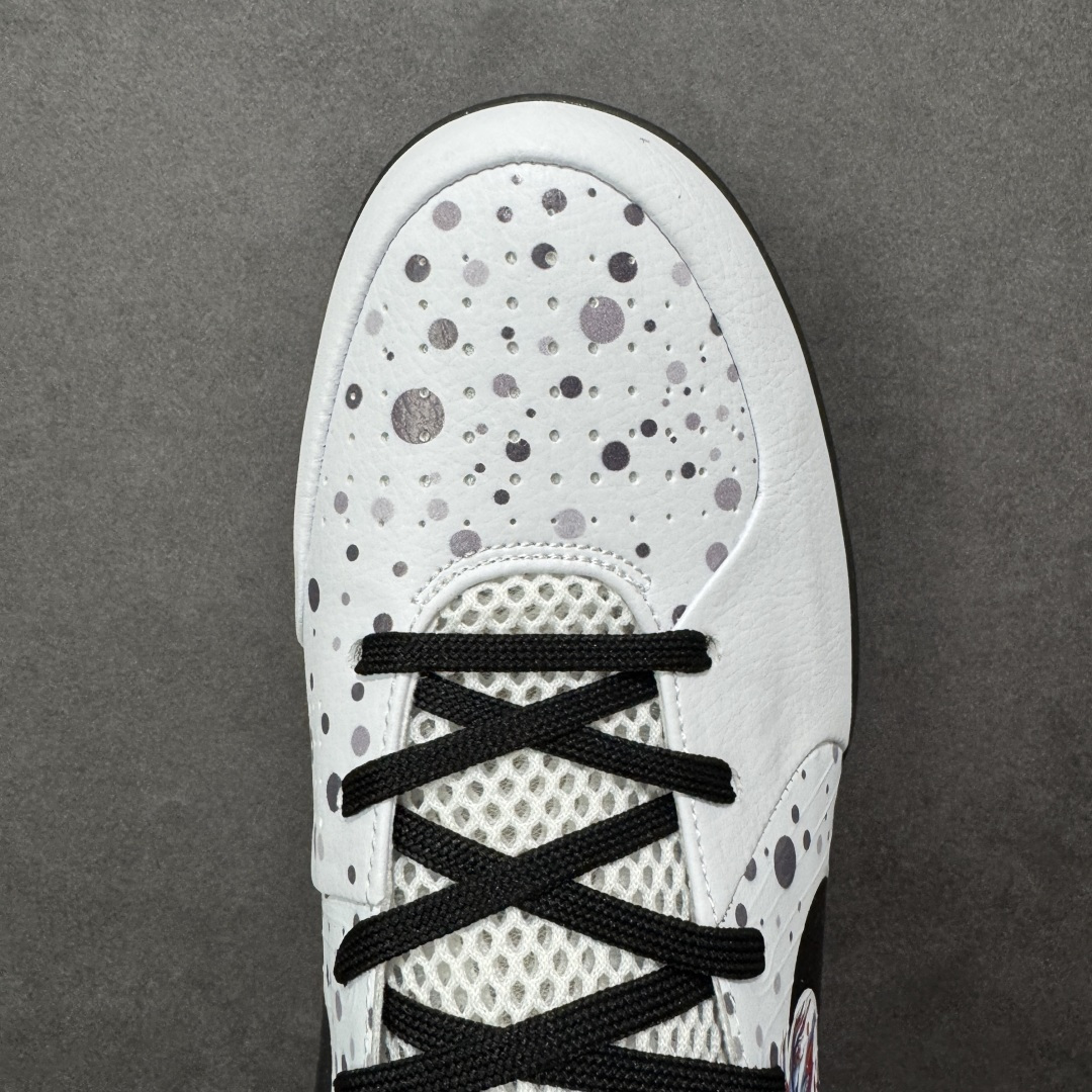 图片[8]-【定制版】科比4 Protro \”Year of the Horse\” 马年限定 以纯白为底，泼墨为韵，这双科比4 Protro马年限定，把东方祥瑞与曼巴精神完美熔铸在鞋身之上。鞋侧的Swoosh旁，色彩斑斓的骏马图腾肆意舒展，橙红、钴蓝与明黄交织出奔马的飒爽英姿，每一笔都是对速度与力量的致敬。白色鞋身点缀着星点墨斑，如同赛场上挥洒的汗水，低调中暗藏锋芒；全掌Zoom Air气垫与碳板加持，让启动响应与落地缓震一步到位，复刻曼巴当年的凌厉突破。从球场到街头，它既是实战利器，也是穿搭吸睛单品。马年将至，穿上它，以曼巴风骨驾驭龙马精神，在新的一年里，踏风而行，势不可挡。 货号：AV6339-105 尺码：38 38.5 39 40 40.5 41 42 42.5 43 44 44.5 45 46-选品中心