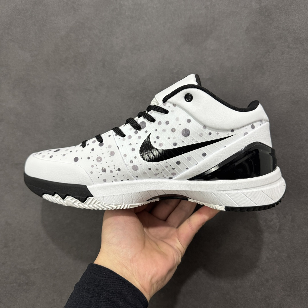 图片[2]-【定制版】科比4 Protro \”Year of the Horse\” 马年限定 以纯白为底，泼墨为韵，这双科比4 Protro马年限定，把东方祥瑞与曼巴精神完美熔铸在鞋身之上。鞋侧的Swoosh旁，色彩斑斓的骏马图腾肆意舒展，橙红、钴蓝与明黄交织出奔马的飒爽英姿，每一笔都是对速度与力量的致敬。白色鞋身点缀着星点墨斑，如同赛场上挥洒的汗水，低调中暗藏锋芒；全掌Zoom Air气垫与碳板加持，让启动响应与落地缓震一步到位，复刻曼巴当年的凌厉突破。从球场到街头，它既是实战利器，也是穿搭吸睛单品。马年将至，穿上它，以曼巴风骨驾驭龙马精神，在新的一年里，踏风而行，势不可挡。 货号：AV6339-105 尺码：38 38.5 39 40 40.5 41 42 42.5 43 44 44.5 45 46-选品中心