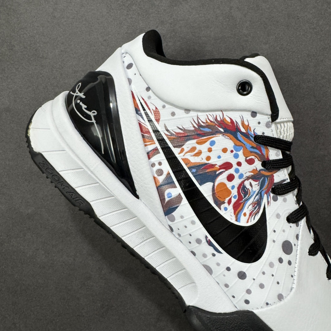 图片[6]-【定制版】科比4 Protro \”Year of the Horse\” 马年限定 以纯白为底，泼墨为韵，这双科比4 Protro马年限定，把东方祥瑞与曼巴精神完美熔铸在鞋身之上。鞋侧的Swoosh旁，色彩斑斓的骏马图腾肆意舒展，橙红、钴蓝与明黄交织出奔马的飒爽英姿，每一笔都是对速度与力量的致敬。白色鞋身点缀着星点墨斑，如同赛场上挥洒的汗水，低调中暗藏锋芒；全掌Zoom Air气垫与碳板加持，让启动响应与落地缓震一步到位，复刻曼巴当年的凌厉突破。从球场到街头，它既是实战利器，也是穿搭吸睛单品。马年将至，穿上它，以曼巴风骨驾驭龙马精神，在新的一年里，踏风而行，势不可挡。 货号：AV6339-105 尺码：38 38.5 39 40 40.5 41 42 42.5 43 44 44.5 45 46-选品中心