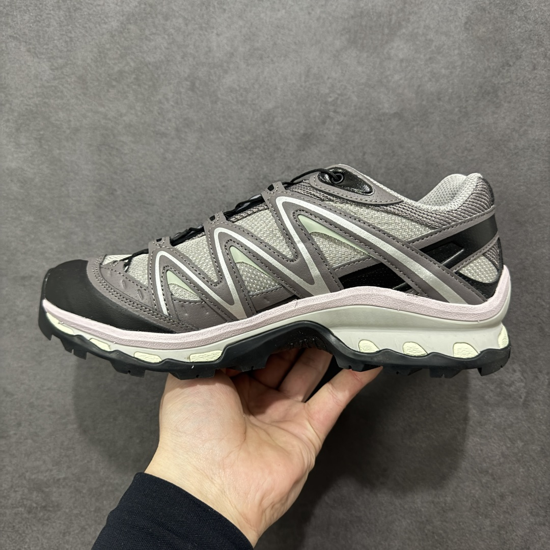 图片[2]-【莞产外贸版】Salomon XT-QUEST ADV 萨洛蒙情侣款户外机能鞋 477810 全新外贸大厂出品 细节品质大改进 独立私模 最大做到47码 全鞋采用为原厂一致材料打造 全新鞋型 相对市场版本 版型更正 全新玻璃冲刀 清洁度提升 同步原版左右鞋带孔的间距加大（市场版间距太小） 网面与鞋头材料校对一致无色差（市面版本有色差） 大底contagrip凹陷程度同步原版（市面版都有差别） 鞋舌两侧鞋帮脚踝处更加直挺（之前老版往中间踏） 鞋头处添加☯️太极标 所有细节多次修改校正 坚持同步原版无差别 毋庸置疑全市场最好的版本💪🏻终端优势供应 尺码：36 36.5 37.5 38 38.5 39 40 40.5 41 42 42.5 43 44 44.5 45 46 47-选品中心