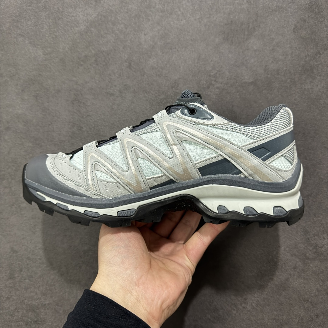 图片[2]-【莞产外贸版】Salomon XT-QUEST ADV 萨洛蒙情侣款户外机能鞋 477810 全新外贸大厂出品 细节品质大改进 独立私模 最大做到47码 全鞋采用为原厂一致材料打造 全新鞋型 相对市场版本 版型更正 全新玻璃冲刀 清洁度提升 同步原版左右鞋带孔的间距加大（市场版间距太小） 网面与鞋头材料校对一致无色差（市面版本有色差） 大底contagrip凹陷程度同步原版（市面版都有差别） 鞋舌两侧鞋帮脚踝处更加直挺（之前老版往中间踏） 鞋头处添加☯️太极标 所有细节多次修改校正 坚持同步原版无差别 毋庸置疑全市场最好的版本💪🏻终端优势供应 尺码：36 36.5 37.5 38 38.5 39 40 40.5 41 42 42.5 43 44 44.5 45 46 47-选品中心