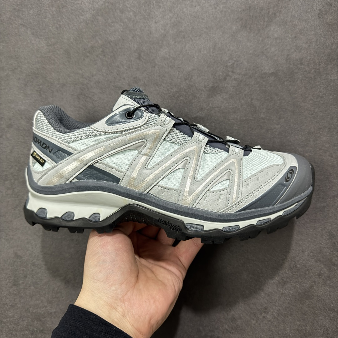 【莞产外贸版】Salomon XT-QUEST ADV 萨洛蒙情侣款户外机能鞋 477810 全新外贸大厂出品 细节品质大改进 独立私模 最大做到47码 全鞋采用为原厂一致材料打造 全新鞋型 相对市场版本 版型更正 全新玻璃冲刀 清洁度提升 同步原版左右鞋带孔的间距加大(市场版间距太小) 网面与鞋头材料校对一致无色差(市面版本有色差) 大底contagrip凹陷程度同步原版(市面版都有差别) 鞋舌两侧鞋帮脚踝处更加直挺(之前老版往中间踏) 鞋头处添加☯️太极标 所有细节多次修改校正 坚持同步原版无差别 毋庸置疑全市场最好的版本💪🏻终端优势供应 尺码:36 36.5 37.5 38 38.5 39 40 40.5 41 42 42.5 43 44 44.5 45 46 47-选品中心