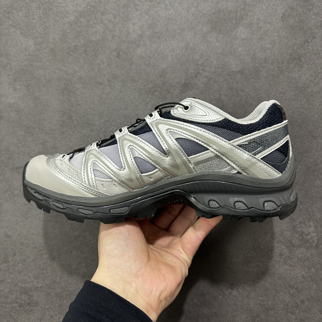 图片[2]-【莞产外贸版】Salomon XT-QUEST ADV 萨洛蒙情侣款户外机能鞋 477810 全新外贸大厂出品 细节品质大改进 独立私模 最大做到47码 全鞋采用为原厂一致材料打造 全新鞋型 相对市场版本 版型更正 全新玻璃冲刀 清洁度提升 同步原版左右鞋带孔的间距加大（市场版间距太小） 网面与鞋头材料校对一致无色差（市面版本有色差） 大底contagrip凹陷程度同步原版（市面版都有差别） 鞋舌两侧鞋帮脚踝处更加直挺（之前老版往中间踏） 鞋头处添加☯️太极标 所有细节多次修改校正 坚持同步原版无差别 毋庸置疑全市场最好的版本💪🏻终端优势供应 尺码：36 36.5 37.5 38 38.5 39 40 40.5 41 42 42.5 43 44 44.5 45 46 47-选品中心