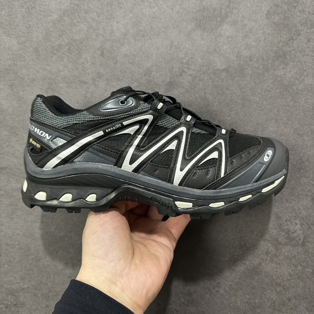 【莞产外贸版】Salomon XT-QUEST ADV 萨洛蒙情侣款户外机能鞋 477810 全新外贸大厂出品 细节品质大改进 独立私模 最大做到47码 全鞋采用为原厂一致材料打造 全新鞋型 相对市场版本 版型更正 全新玻璃冲刀 清洁度提升 同步原版左右鞋带孔的间距加大(市场版间距太小) 网面与鞋头材料校对一致无色差(市面版本有色差) 大底contagrip凹陷程度同步原版(市面版都有差别) 鞋舌两侧鞋帮脚踝处更加直挺(之前老版往中间踏) 鞋头处添加☯️太极标 所有细节多次修改校正 坚持同步原版无差别 毋庸置疑全市场最好的版本💪🏻终端优势供应 尺码:36 36.5 37.5 38 38.5 39 40 40.5 41 42 42.5 43 44 44.5 45 46 47-选品中心