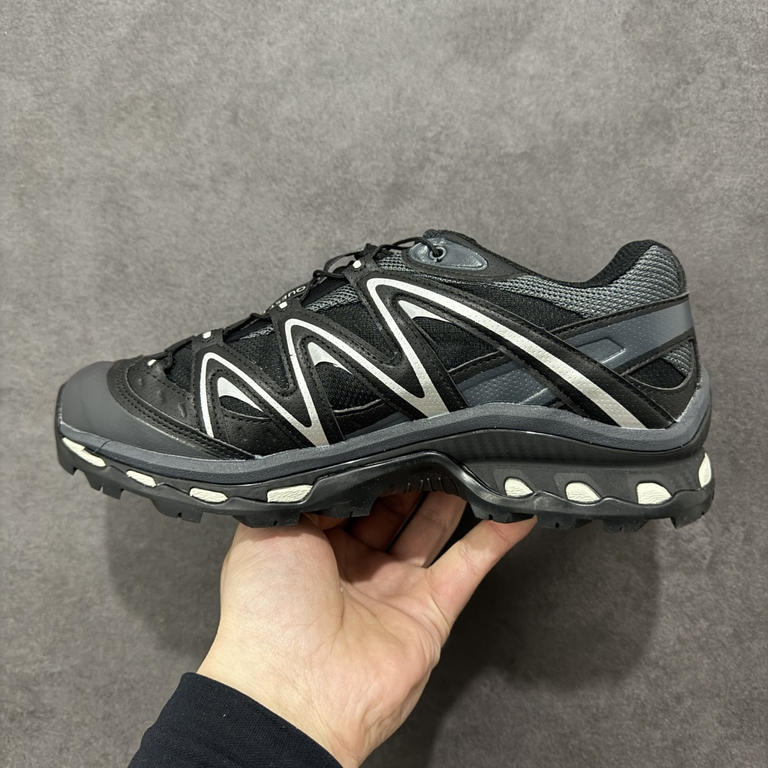 图片[2]-【莞产外贸版】Salomon XT-QUEST ADV 萨洛蒙情侣款户外机能鞋 477810 全新外贸大厂出品 细节品质大改进 独立私模 最大做到47码 全鞋采用为原厂一致材料打造 全新鞋型 相对市场版本 版型更正 全新玻璃冲刀 清洁度提升 同步原版左右鞋带孔的间距加大（市场版间距太小） 网面与鞋头材料校对一致无色差（市面版本有色差） 大底contagrip凹陷程度同步原版（市面版都有差别） 鞋舌两侧鞋帮脚踝处更加直挺（之前老版往中间踏） 鞋头处添加☯️太极标 所有细节多次修改校正 坚持同步原版无差别 毋庸置疑全市场最好的版本💪🏻终端优势供应 尺码：36 36.5 37.5 38 38.5 39 40 40.5 41 42 42.5 43 44 44.5 45 46 47-选品中心