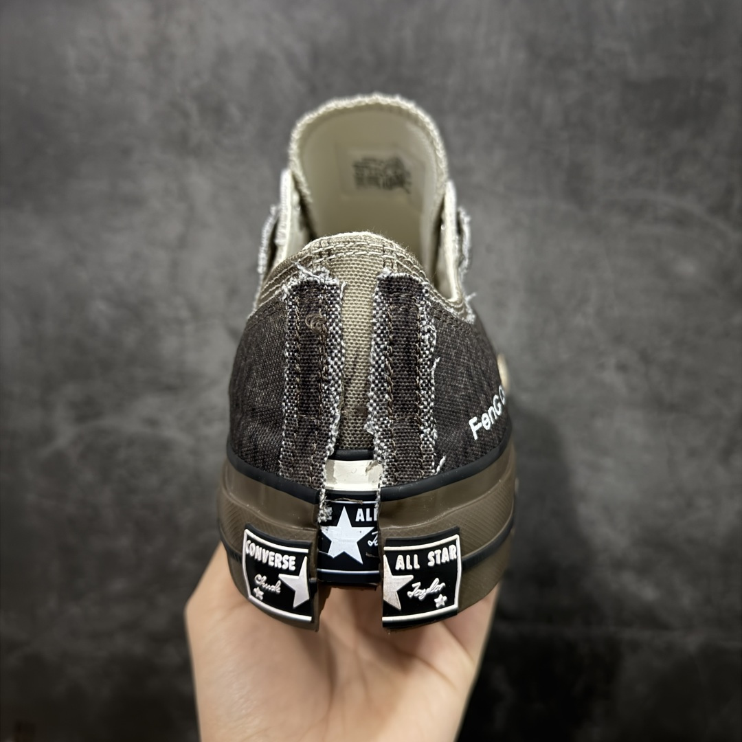 图片[4]-【硫化版】Converse x Feng Chen Wang 设计师联名款 做旧解构渐变系列 以陶艺为灵感，“建盏”蓝釉与“兔毫”棕釉化作鞋面流动纹路，鞋面做出裂纹细节复刻高温窑变艺术，融合2-ln-1的设计理念，将双层帆布鞋半裁剪拼叠，12盎司帆布鞋面质感拉满了。 当陶土在窑火中进裂，黑灰釉色随温度流淌 偶然与必然在布面交织，扎染若窑变斑驳以肌理拼贴的方式重现瓷胚的粗粉与重塑呈现一场光与裂纹的诗意共舞。 货号：A15741C 渐变棕 尺码：35 36 36.5 37 37.5 38 39 39.5 40 41 41.5 42 42.5 43 44-选品中心
