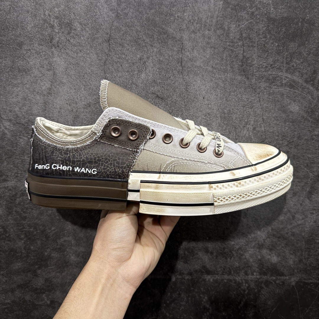 【硫化版】Converse x Feng Chen Wang 设计师联名款 做旧解构渐变系列 以陶艺为灵感,“建盏”蓝釉与“兔毫”棕釉化作鞋面流动纹路,鞋面做出裂纹细节复刻高温窑变艺术,融合2-ln-1的设计理念,将双层帆布鞋半裁剪拼叠,12盎司帆布鞋面质感拉满了。 当陶土在窑火中进裂,黑灰釉色随温度流淌 偶然与必然在布面交织,扎染若窑变斑驳以肌理拼贴的方式重现瓷胚的粗粉与重塑呈现一场光与裂纹的诗意共舞。 货号:A15741C 渐变棕 尺码:35 36 36.5 37 37.5 38 39 39.5 40 41 41.5 42 42.5 43 44-选品中心