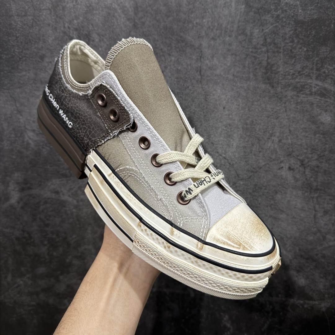 图片[3]-【硫化版】Converse x Feng Chen Wang 设计师联名款 做旧解构渐变系列 以陶艺为灵感，“建盏”蓝釉与“兔毫”棕釉化作鞋面流动纹路，鞋面做出裂纹细节复刻高温窑变艺术，融合2-ln-1的设计理念，将双层帆布鞋半裁剪拼叠，12盎司帆布鞋面质感拉满了。 当陶土在窑火中进裂，黑灰釉色随温度流淌 偶然与必然在布面交织，扎染若窑变斑驳以肌理拼贴的方式重现瓷胚的粗粉与重塑呈现一场光与裂纹的诗意共舞。 货号：A15741C 渐变棕 尺码：35 36 36.5 37 37.5 38 39 39.5 40 41 41.5 42 42.5 43 44-选品中心